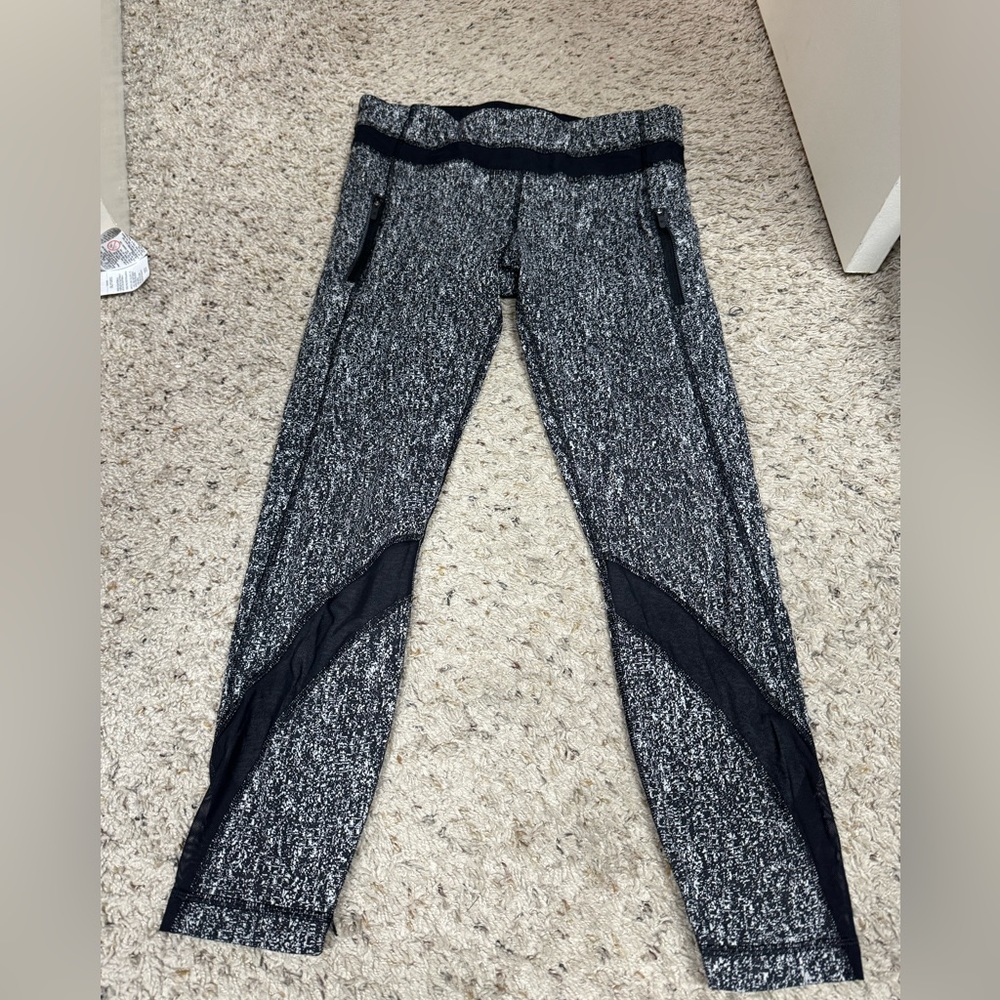 Black and white lululemon leggings.